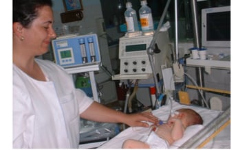 Asistentă alături de un nou-născut și primele echipamente de terapie intensivă, 2004