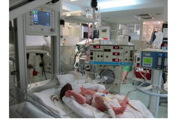 Nou-născut în incubator, monitorizat cu echipamentele noii arii a secției, 2006