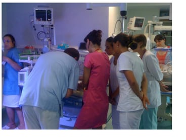 Echipa medicală în jurul unui incubator, într-o secție devenită neîncăpătoare, 2011